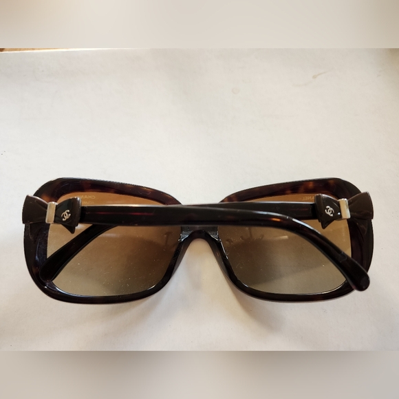 Chanel Tortoise Acetate Sunglasses with Bow and Case - Picture 2 of 5